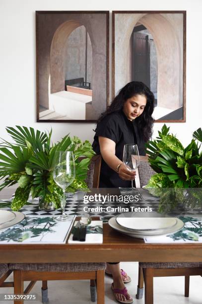 woman setting a formal dining table - wedding planner - fotografias e filmes do acervo