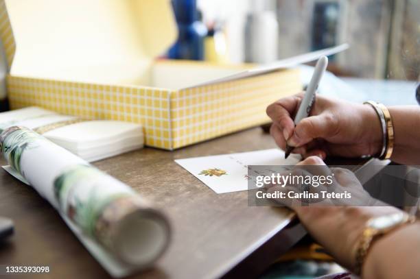 small business owner writing hand-written thank you notes - thank you fotografías e imágenes de stock