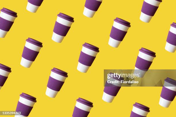 bamboo reusable hot drink cup with purple silicone lid on yellow background - coffee cup takeaway stock-fotos und bilder