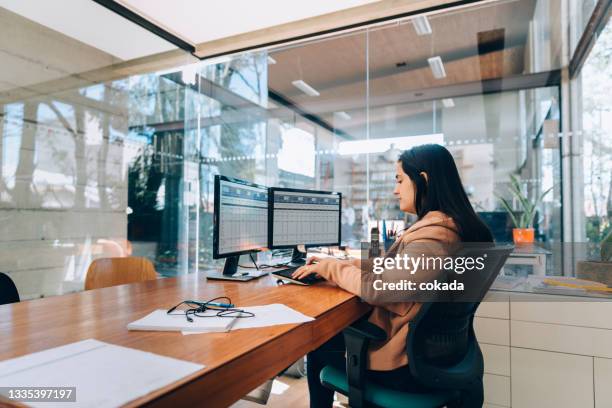 geschäftsfrau im büro - work computer stock-fotos und bilder