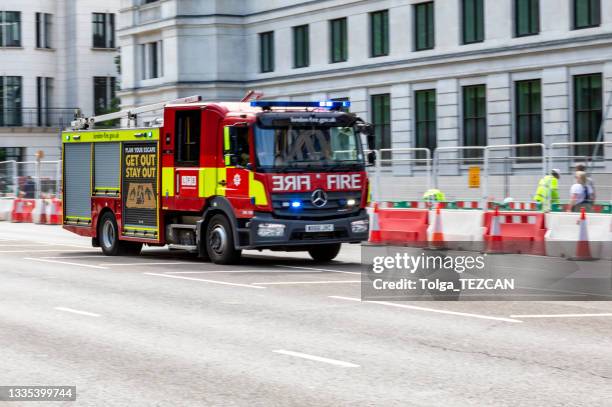 red london fire engine - london fire photos et images de collection