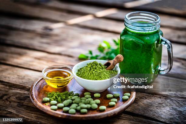 moringa oleifera powder, pills and detox drink - moringa oleifera stockfoto's en -beelden