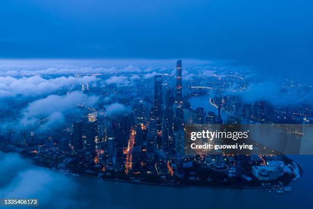 shanghai skyline in heavy fog - lujiazui stockfoto's en -beelden