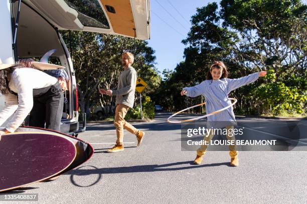 aussie family unloads car for a day outdoors - hooping stock pictures, royalty-free photos & images