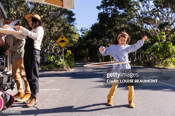 la familia australiana descarga el coche por un día al aire libre - australian family car fotografías e imágenes de stock