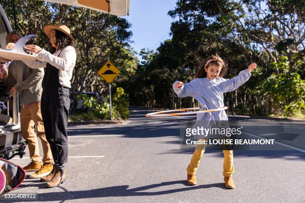 aussie family unloads car for a day outdoors - hooping stock pictures, royalty-free photos & images