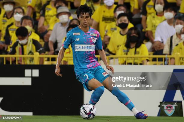 Yoshihiro Nakano of Sagan Tosu in action during the J.League Meiji Yasuda J1 match between Kashiwa Reysol and Sagan Tosu at Sankyo Frontier Kashiwa...