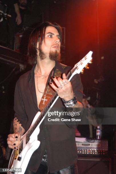 American Alternative & Rock musician Dave Navarro plays guitar as he performs on stage during a DKNY/Vanity Fair benefit concert at Irving Plaza, New...