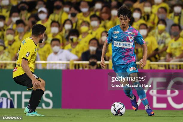 Yoshihiro Nakano of Sagan Tosu in action during the J.League Meiji Yasuda J1 match between Kashiwa Reysol and Sagan Tosu at Sankyo Frontier Kashiwa...