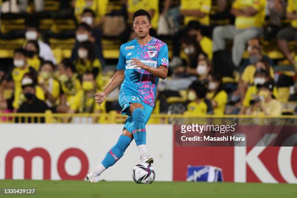 Hwang Seok Ho of Sagan Tosu in action during the J.League Meiji Yasuda J1 match between Kashiwa Reysol and Sagan Tosu at Sankyo Frontier Kashiwa...