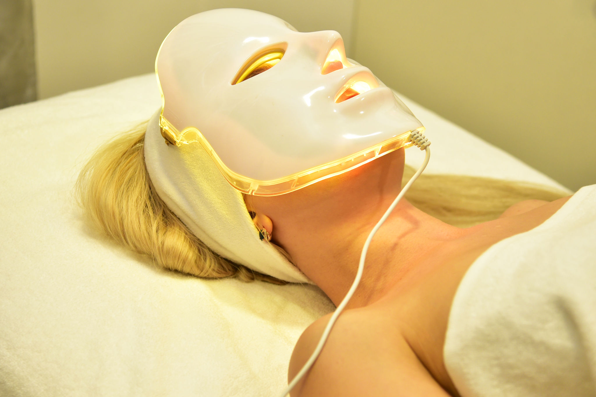 luminotherapy (phototherapy) face lifting. Hardware procedure for facial skin rejuvenation and improvement. Relaxation luminotherapy (phototherapy) face lifting. Hardware procedure for facial skin rejuvenation and improvement. Relaxation
