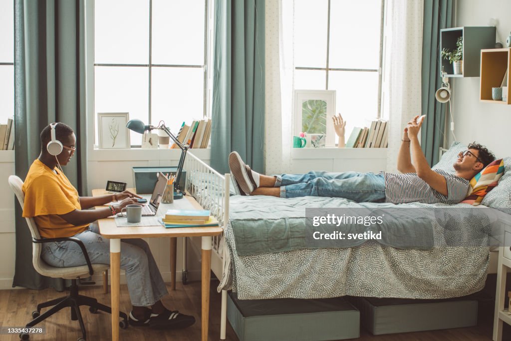 Freunde im Studentenwohnheim