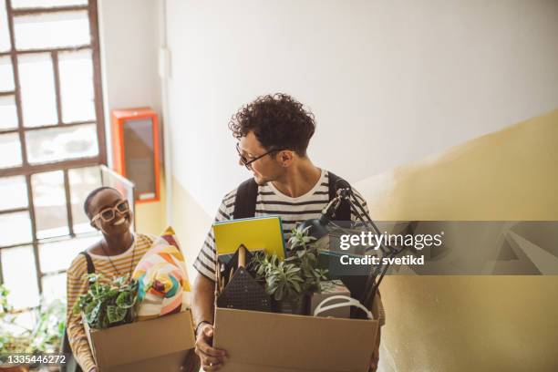 estudantes universitários se mudando para o dormitório - parceiro de apartamento - fotografias e filmes do acervo