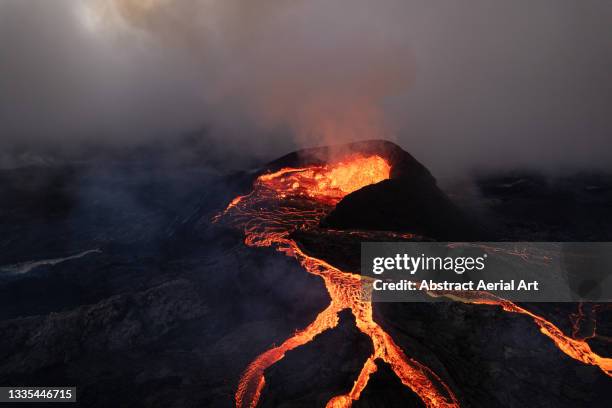 low angle drone shot showing fagradalsfjall volcano, reykjanes peninsula, iceland - lavastroom stockfoto's en -beelden