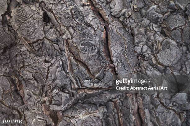 drone shot looking directly down on a cooling lava field, fagradalsfjall volcano, reykjanes peninsula, iceland - vulkanisch gesteente stockfoto's en -beelden