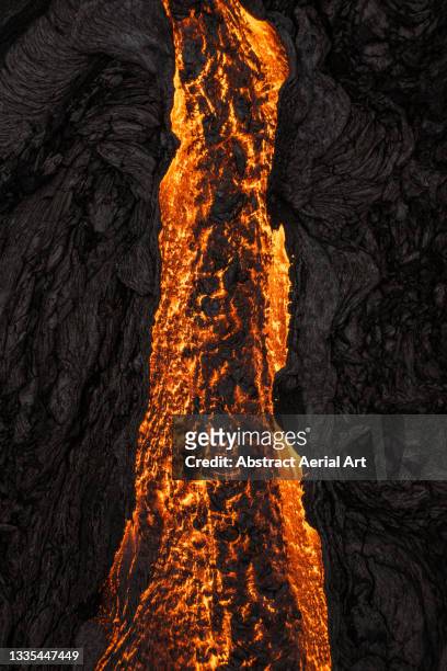 river of lava flowing from fagradalsfjall volcano photographed from directly above, reykjanes peninsula, iceland - lava stock-fotos und bilder