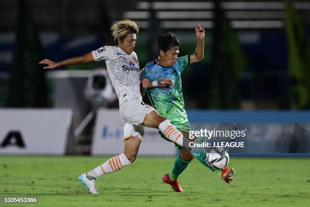 Teruki HARA of Shimizu S-Pulse and Daiki SUGIOKA of Shonan Bellmare battle for the ball during the J.League Meiji Yasuda J1 match between Shonan...