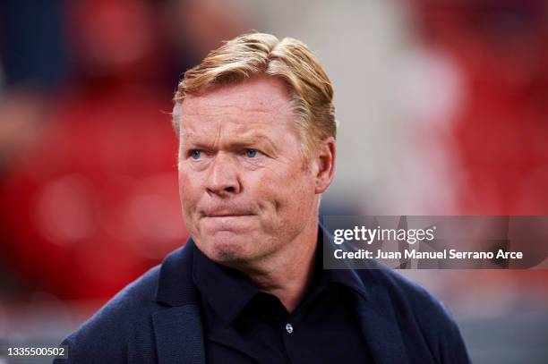 Head coach Ronald Koeman of FC Barcelona looks on during the LaLiga Santander match between Athletic Club and FC Barcelona at San Mames Stadium on...