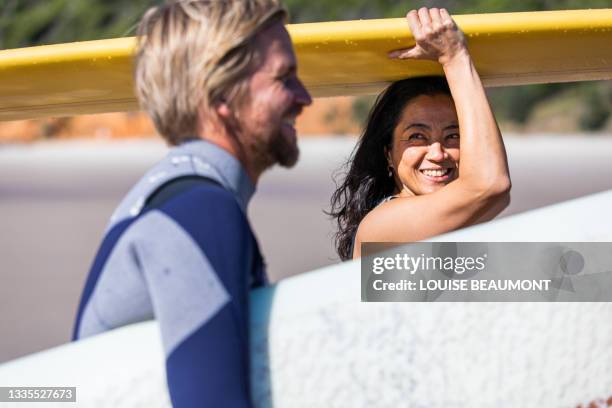 couples that surf together stay together - 40s couple sunny stock pictures, royalty-free photos & images