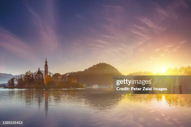 lake bled with the church dedicated to the assumption of mary, slovenia - lake bled stockfoto's en -beelden