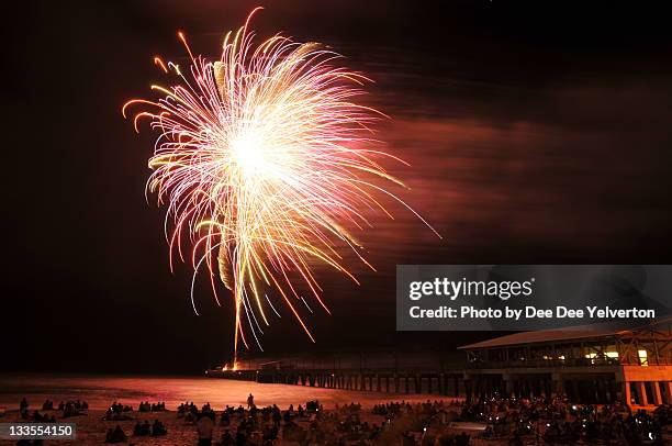 fireworks at beach - gulf shores - fotografias e filmes do acervo