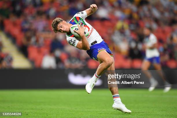 Reece Walsh of the Warriors takes a high ball during the round 23 NRL match between the Brisbane Broncos and the New Zealand Warriors at Suncorp...