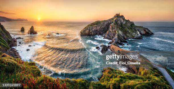 san juan de gaztelugatxe (drachenstein) bei sonnenuntergang - provinz biscaya stock-fotos und bilder