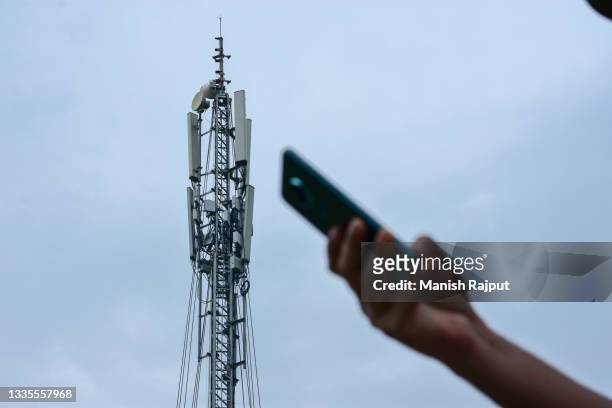 a telecommunication tower antenna - equipamento de telecomunicações - fotografias e filmes do acervo