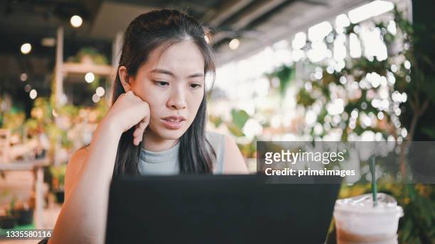 アジアのビジネスパーソンは、モバイルプラットフォームを使用してビジネスを働く感情を強調し、彼女は頭痛とストレス作業の不況で顧客を接続します - connect city ストックフォトと画像
