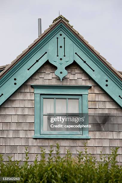 blue gingerbread on a weathered peak - nantucket stockfoto's en -beelden