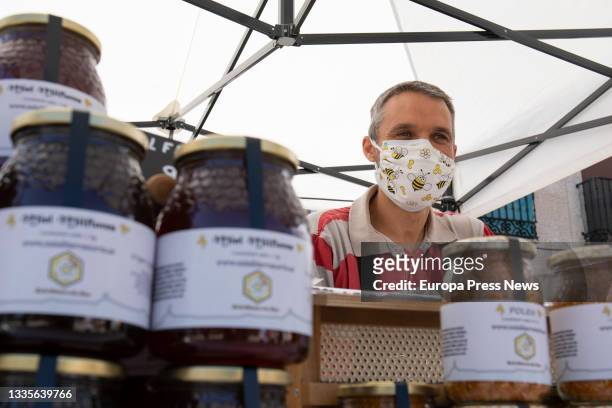Honey stall at the La Despensa de Madrid street market, on 22 August, 2021 in Moralzarzal, Madrid, Spain. This market seeks to raise awareness of the...