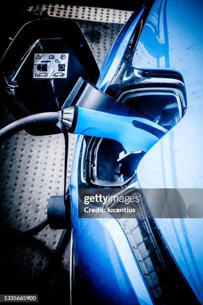 aufladen von elektroautos - fahrzeug mit hybrid antrieb stock-fotos und bilder