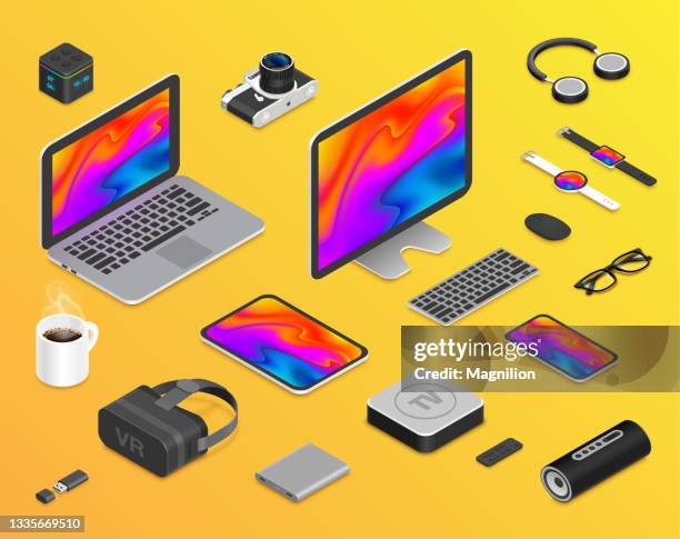 ilustraciones, imágenes clip art, dibujos animados e iconos de stock de conjunto de dispositivos isométricos vectoriales - tableta digital