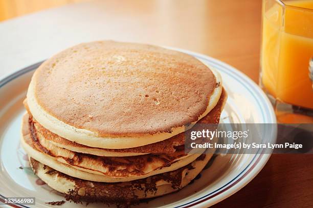 plain pancakes - pancake fotografías e imágenes de stock