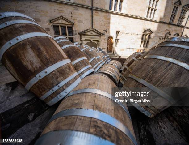 barricas de vino en carro - kronborg castle fotografías e imágenes de stock