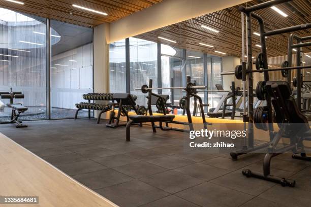 indoor gym - gimnasio fotografías e imágenes de stock