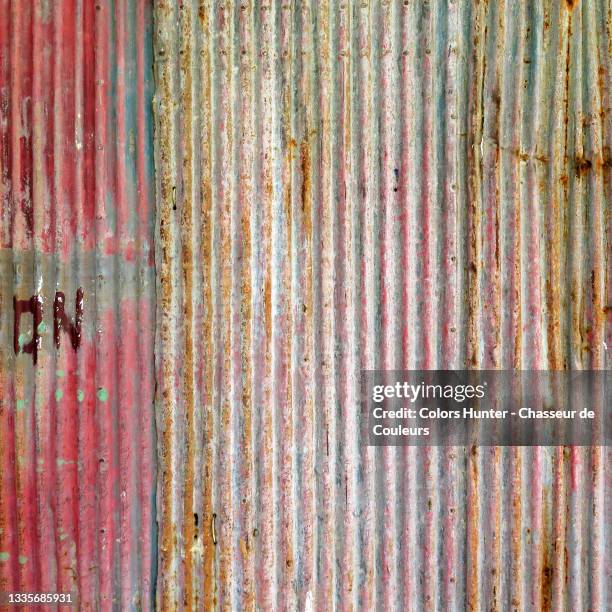 old corrugated and rusty metal sheets in cuba. - corrugated metal 個照片及圖片檔