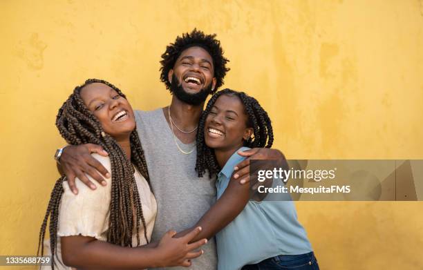 hugging afro people yellow background - kinky 個照片及圖片檔