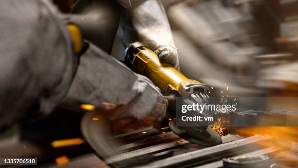 mani in guanti protettivi con smerigliatrice elettrica per rimuovere il bordo affilato - fabbro ferraio foto e immagini stock