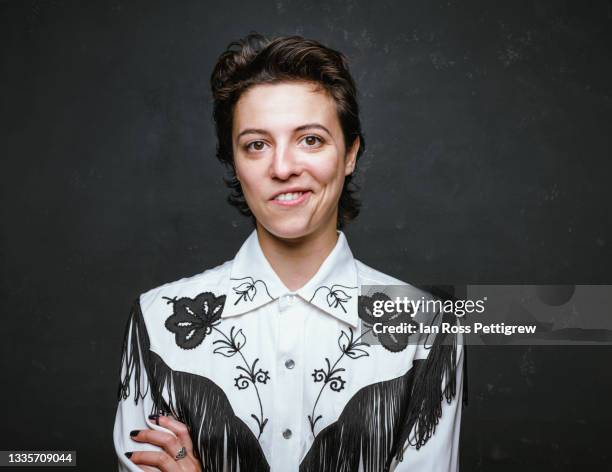 androgynous young woman, cowboy shirt - western shirt stockfoto's en -beelden