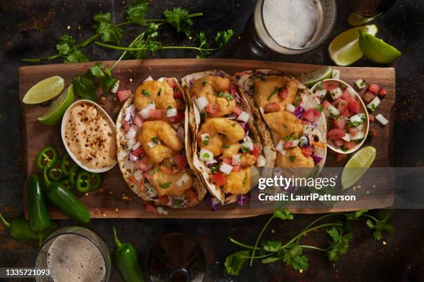 tacos di gamberi malconci di birra - fritto foto e immagini stock