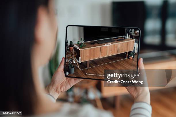 using augmented reality technology to measure dimensions - tablet screen home stock-fotos und bilder