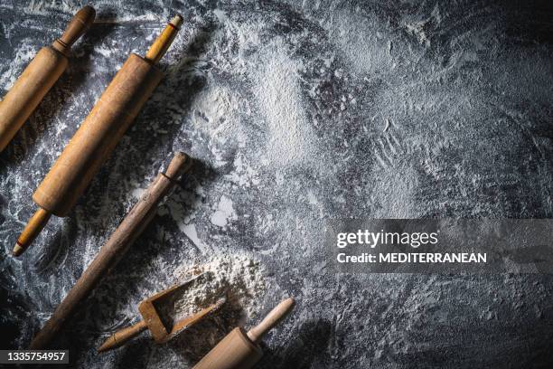 rolling pin and flour serving scoop on flour spread background abstract for bakery themes - baking stockfoto's en -beelden