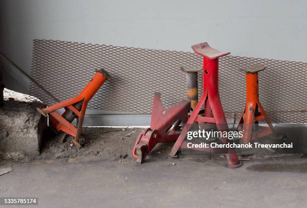 car jack, car repairing tool - car jack stock pictures, royalty-free photos & images