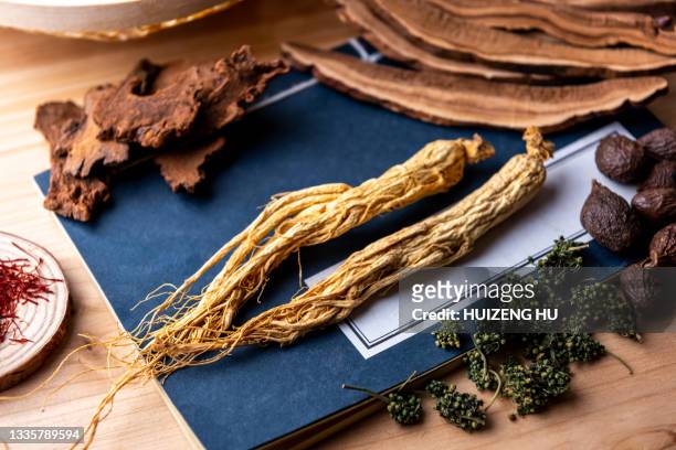 traditional chinese herbs, ginseng roots close-up, alternative medicine herbal - médecine chinoise par les plantes photos et images de collection