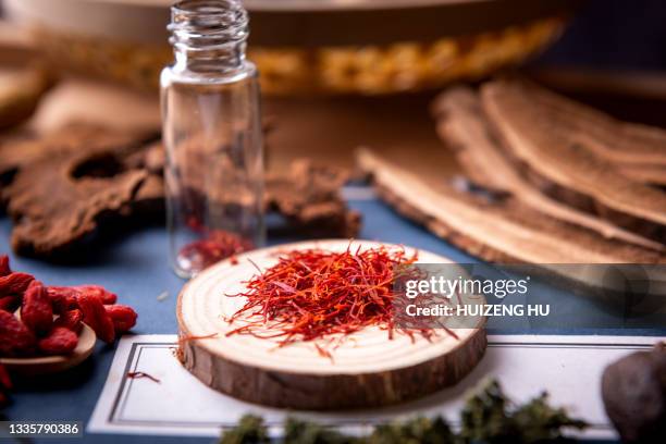 saffron on wooden table - saffron fotografías e imágenes de stock