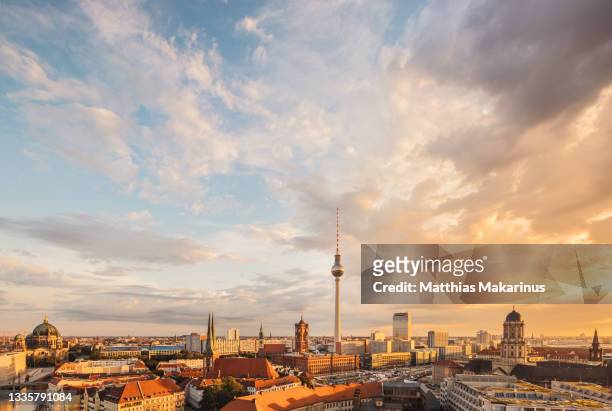 berlin panorama summer skyline with tv tower and clouds - skyline stock-fotos und bilder