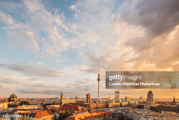 berlin panorama summer skyline with tv tower and clouds - berlin fotografías e imágenes de stock