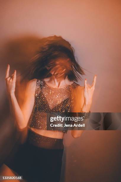 punk rocker chick, punk rock girl making rock hands sign - punk rock - fotografias e filmes do acervo