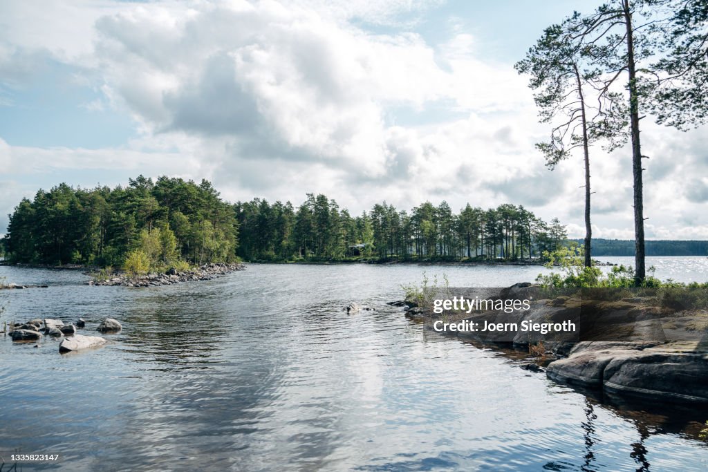 Ein See in Schweden im Sommer